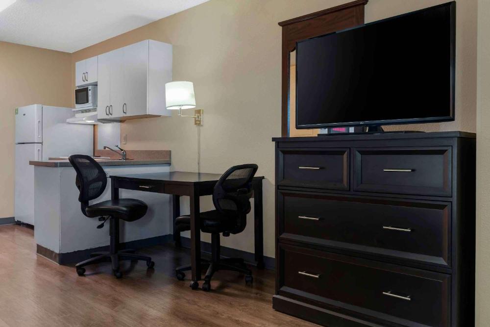 1 King Bed | Mob Acc RI Shwr Ste Nsmk Ktchn interior