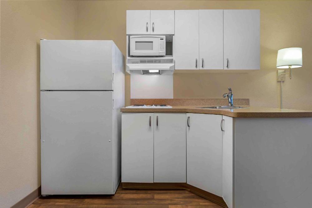 1 King Bed | Non-Smoking, Kitchen, Shower interior